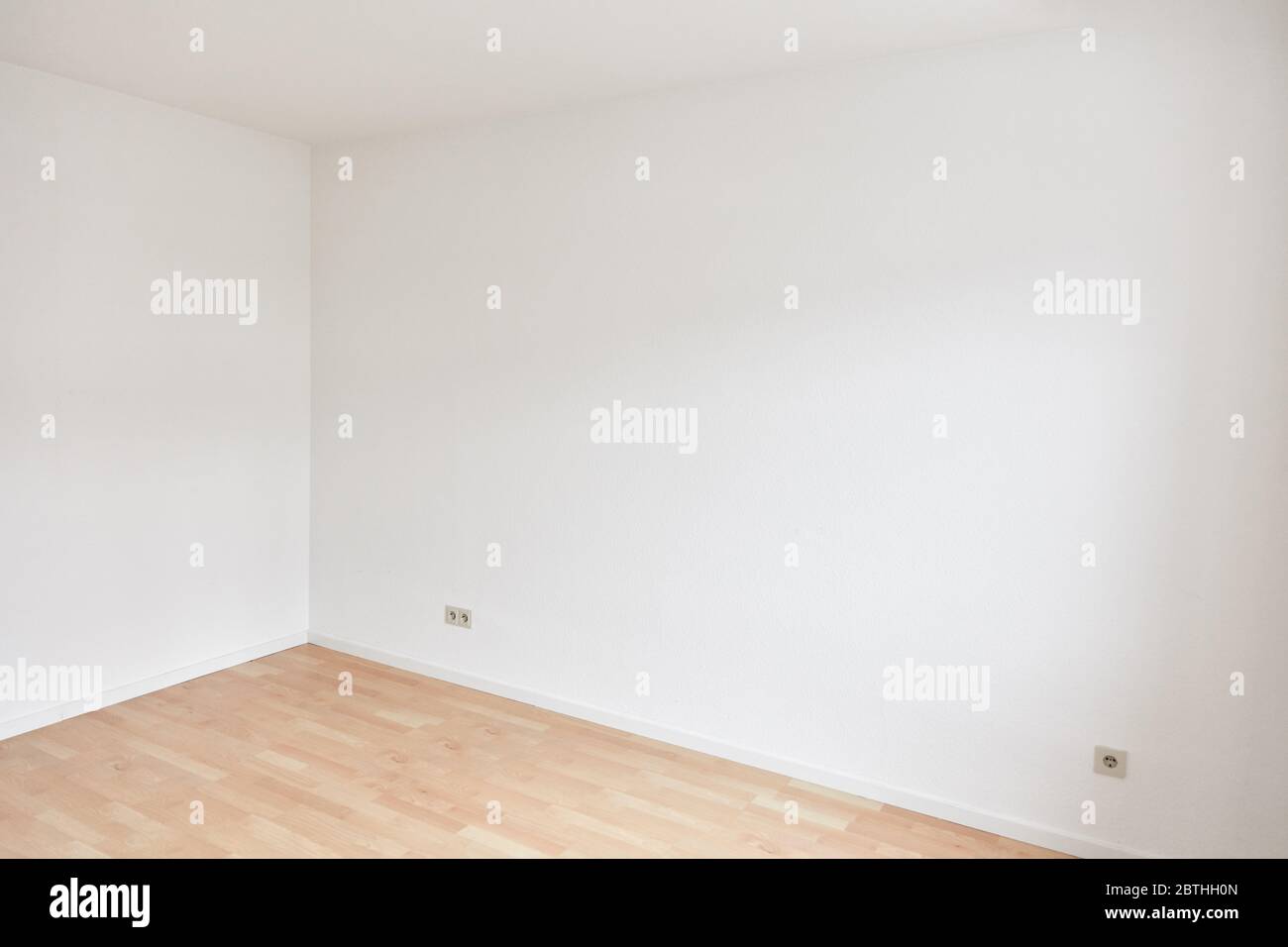 Ecke an zwei Wänden in einem leeren Raum vor dem Umzug in eine neue Wohnung Stockfoto