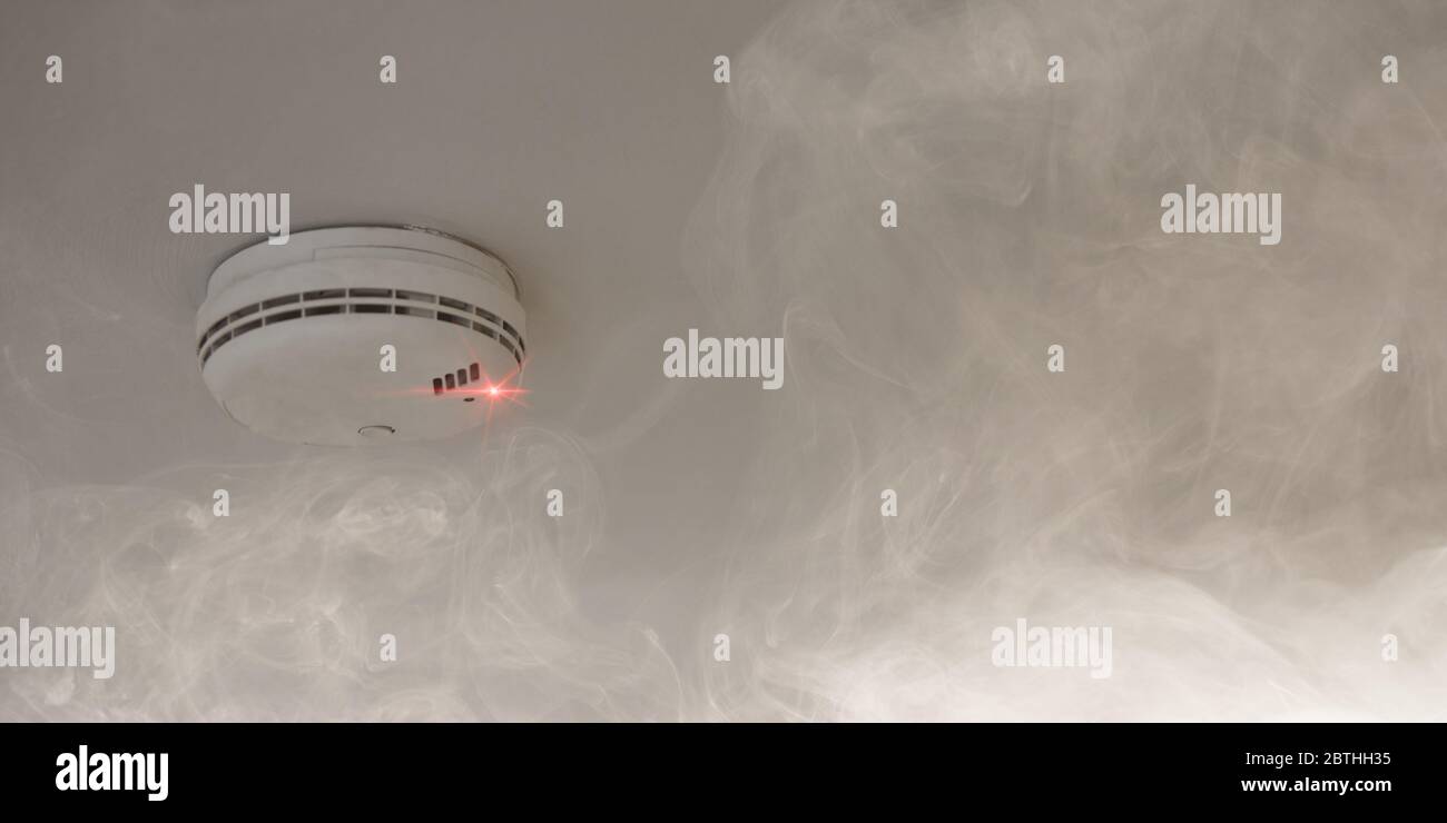 Rauchmelder an der Decke berichten über Rauch und Feuer als Brandschutzkonzept Stockfoto