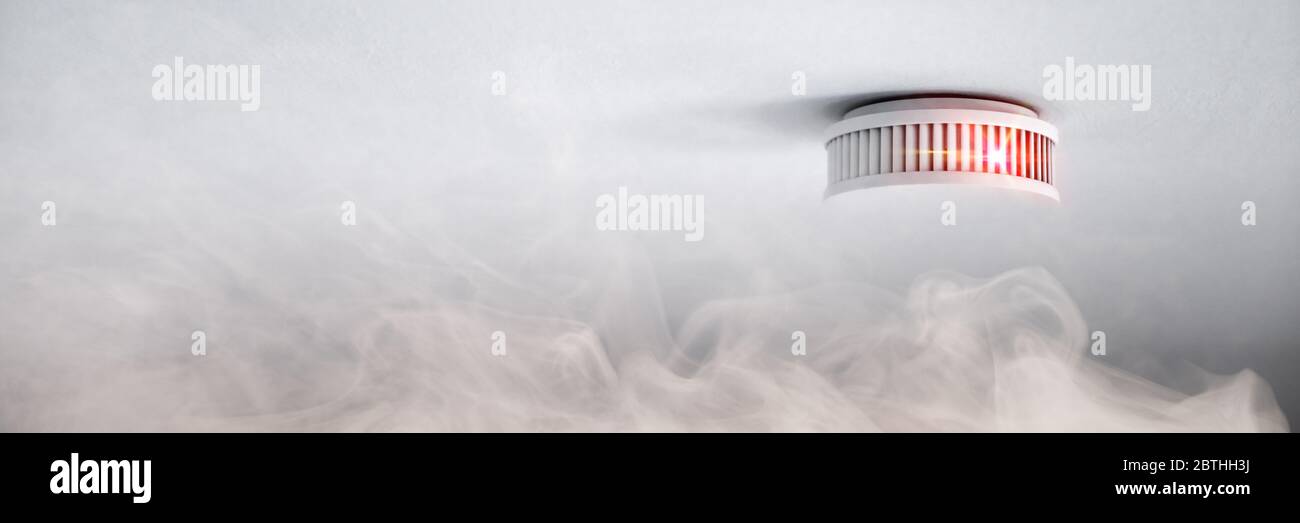 Warnung Rauchmelder bei Feueralarm als Brandschutzpanorama-Kopfzeile Stockfoto