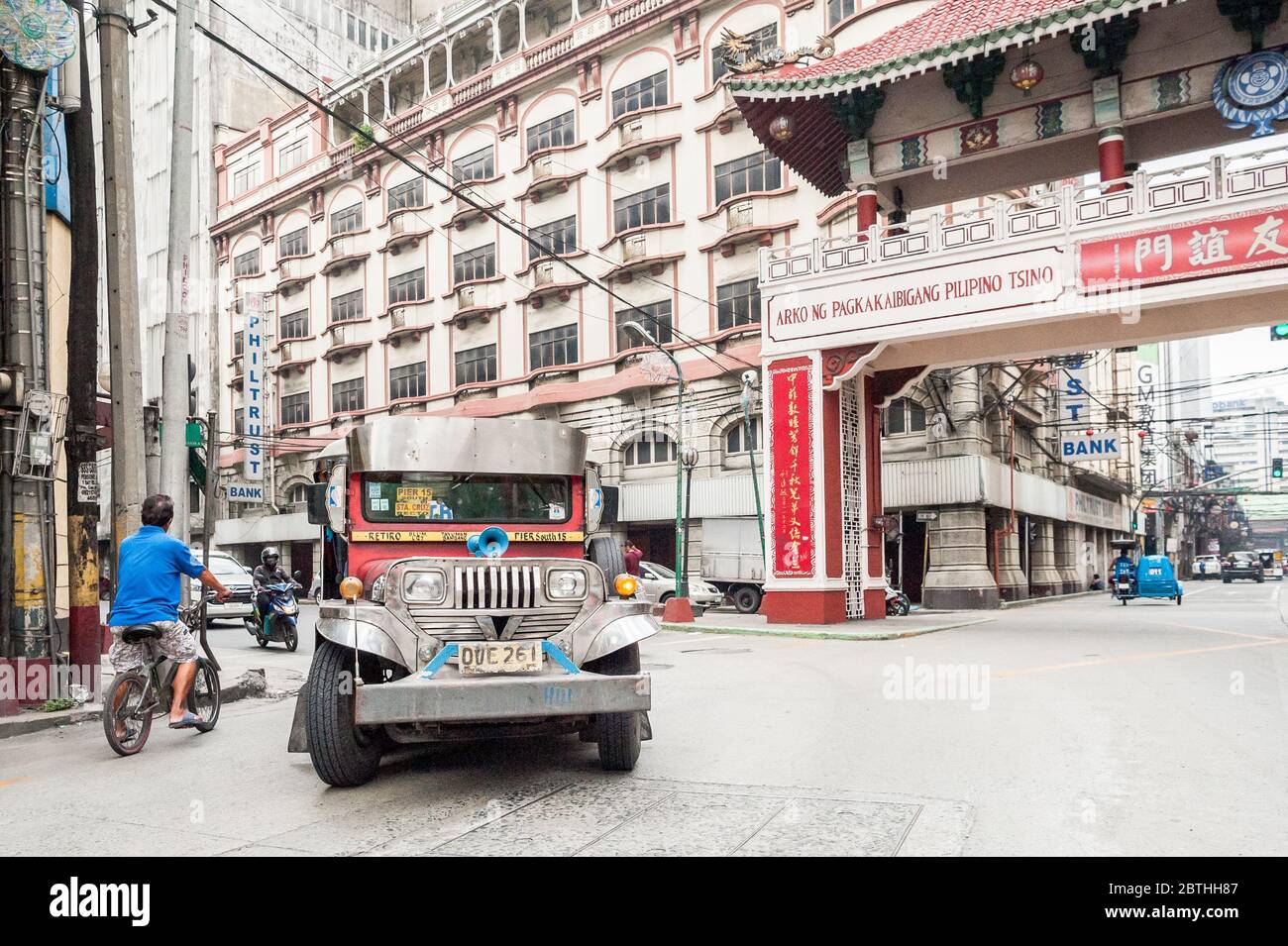 Aufnahmen vom Verkehr an der geschäftigen Kreuzung am Filipino Chinese Friendship Arch im Binondo Chinatown Distrikt von Manila Philippinen. Stockfoto