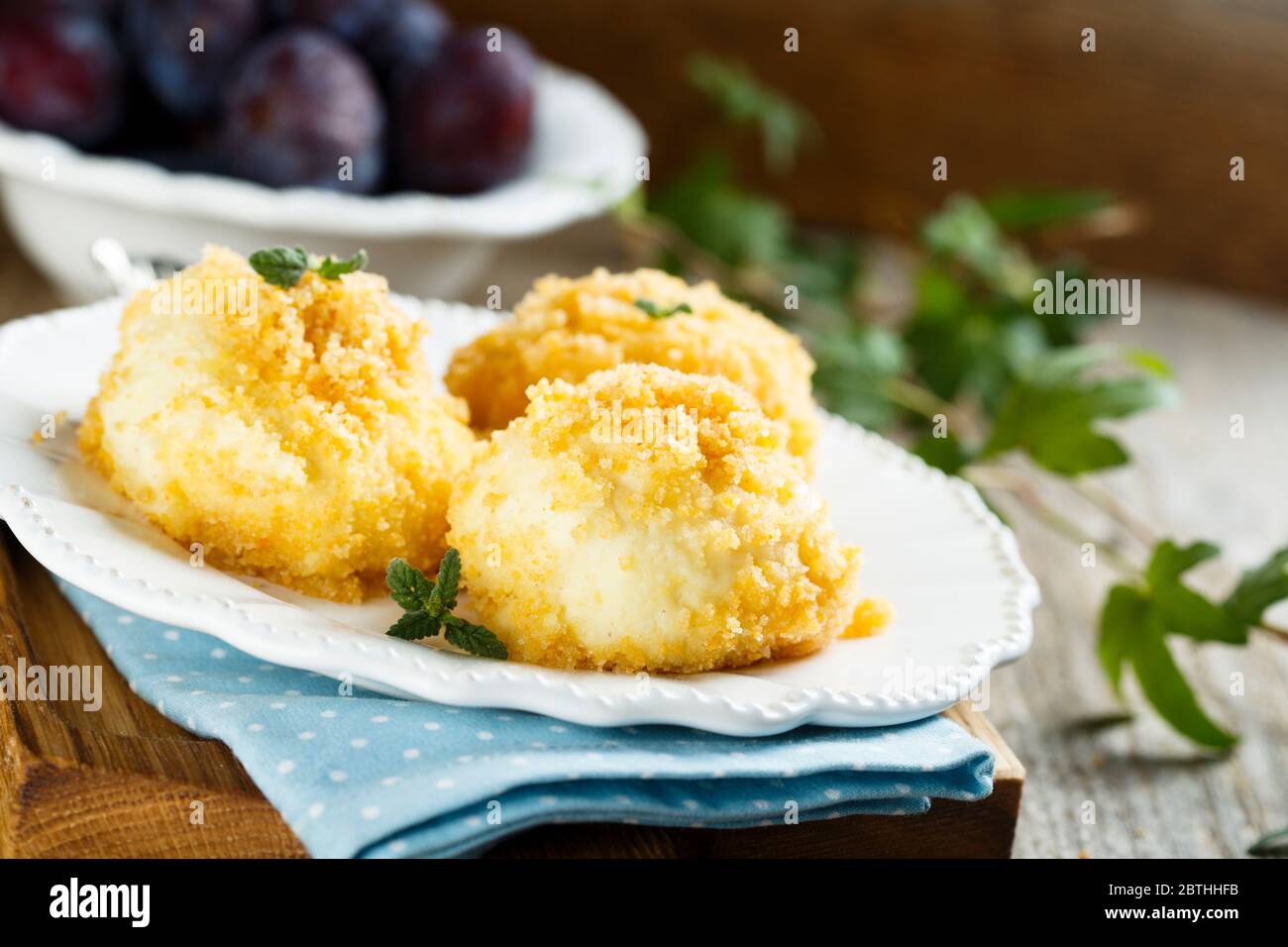 Traditionelle hausgemachte süße österreichische Knödel mit Pflaumen Stockfoto