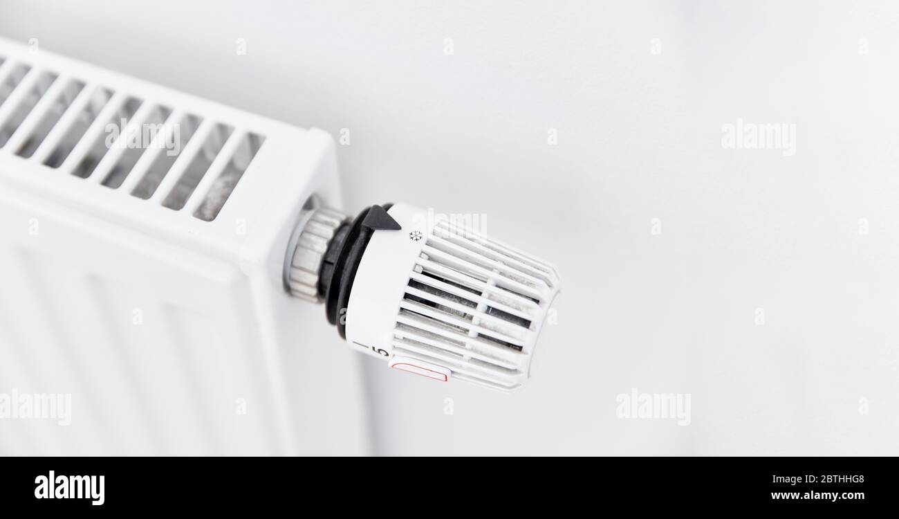 Thermostat von Heizung in einer Wohnung ist ausgeschaltet, um Energie zu sparen Stockfoto