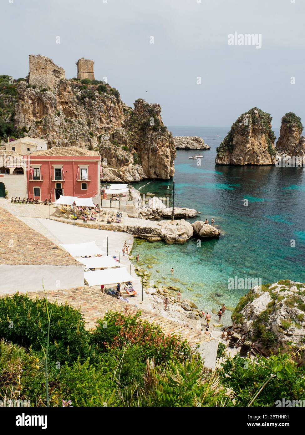 Ein einzigartiger Blick auf die Küste siziliens mit einer Tonnara und schönen Felsformationen mit dem türkisfarbenen Meer Stockfoto