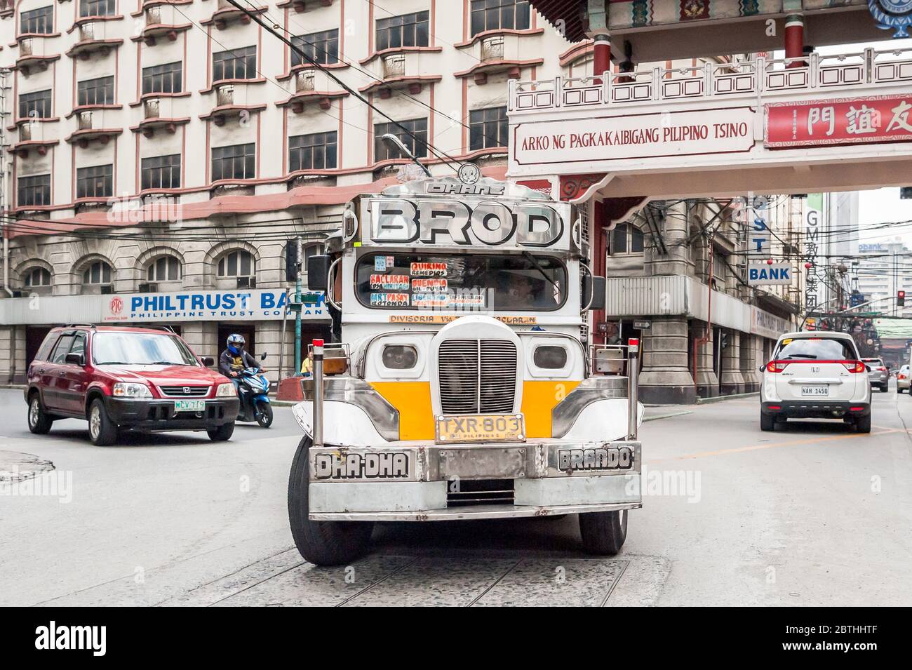 Aufnahmen vom Verkehr an der geschäftigen Kreuzung am Filipino Chinese Friendship Arch im Binondo Chinatown Distrikt von Manila Philippinen. Stockfoto