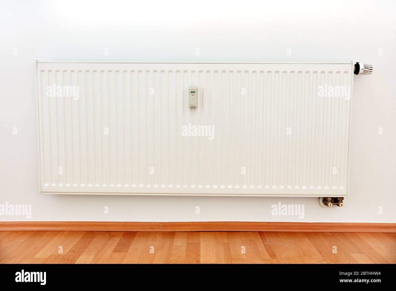Wärmekostenzuweisungsfunktion für Fernablesung auf weißer Heizung in einer  Wohnung Stockfotografie - Alamy