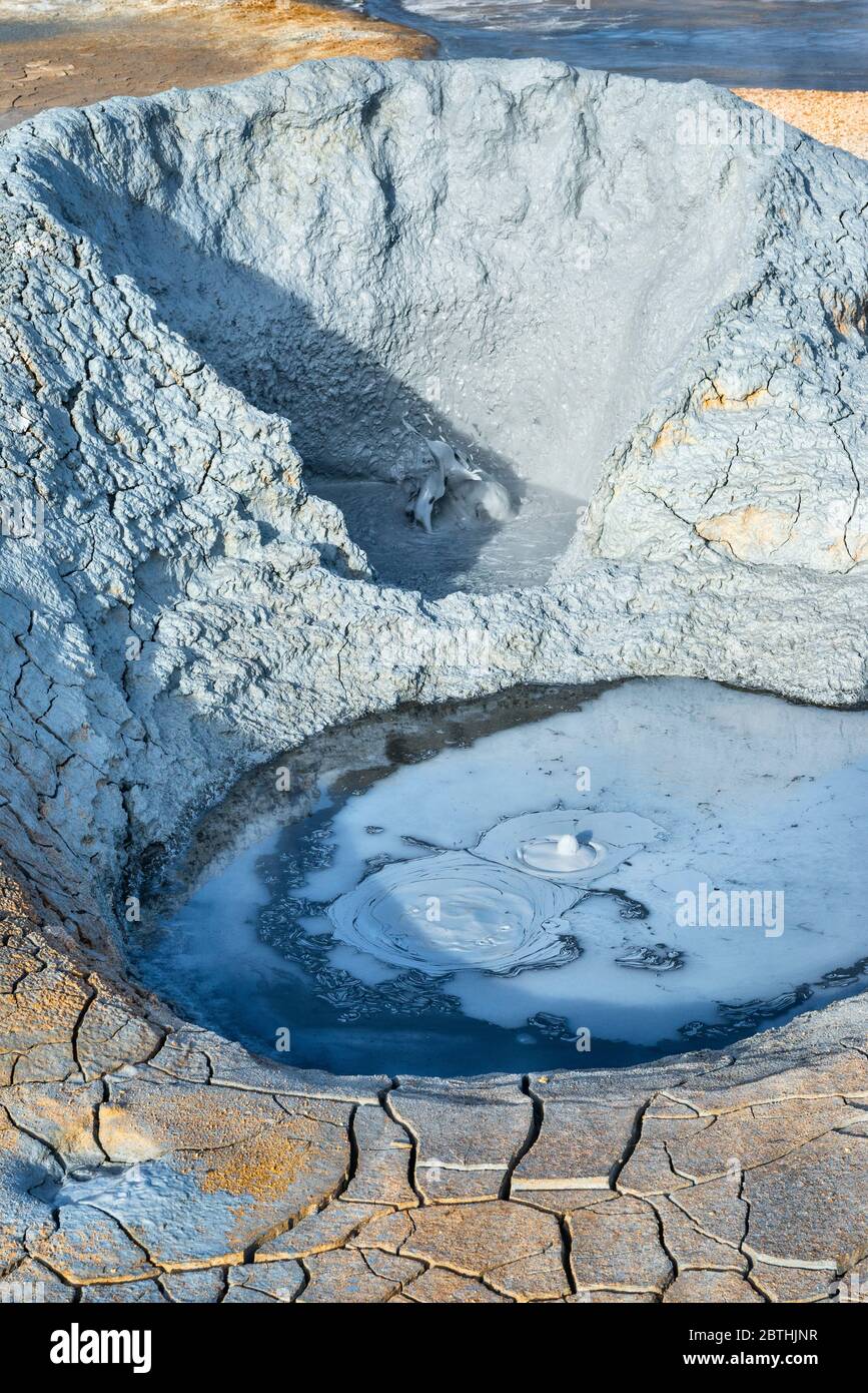 Nahaufnahme der kochenden Schlamm in einem natürlichen mudpot in den hochaktiven geothermalen Zone von hverir (námafjall), in der Nähe von Mývatn im Norden von Island Stockfoto