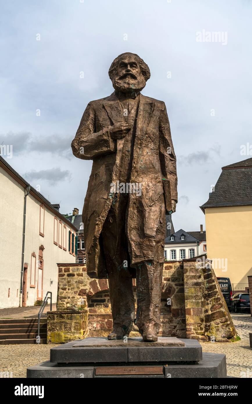 Karl Marx Statue auf dem Simeonstiftplatz in Trier, Rheinland-Pfalz, Deutschland Stockfoto