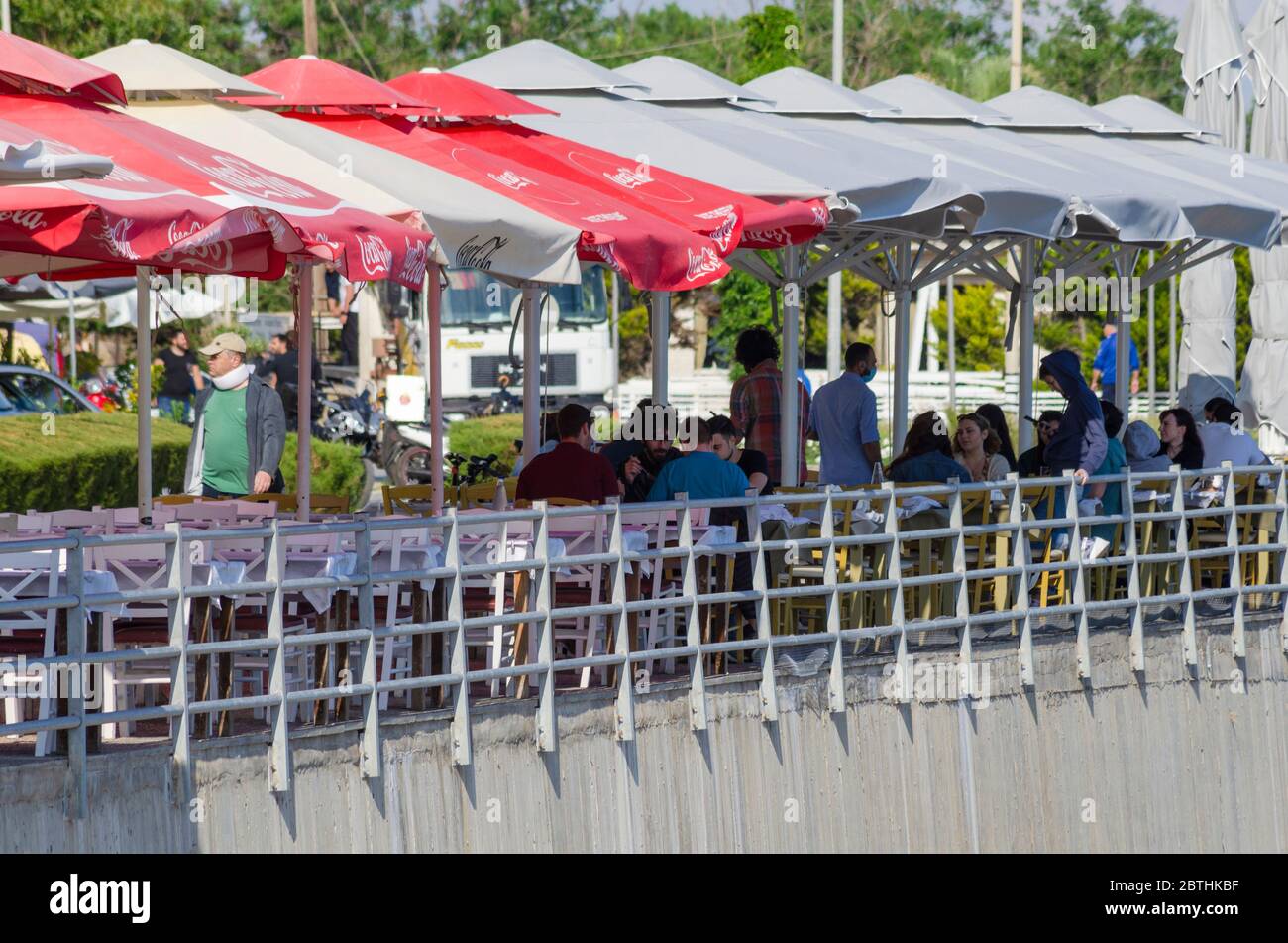 ALEXANDROUPOLI, GRIECHENLAND - 25. Mai 2020 - die Menschen genießen Getränke und Essen in einem Café-Bar / Restaurant in Alexandroupoli Griechenland am ersten Tag, die erlaubt Stockfoto