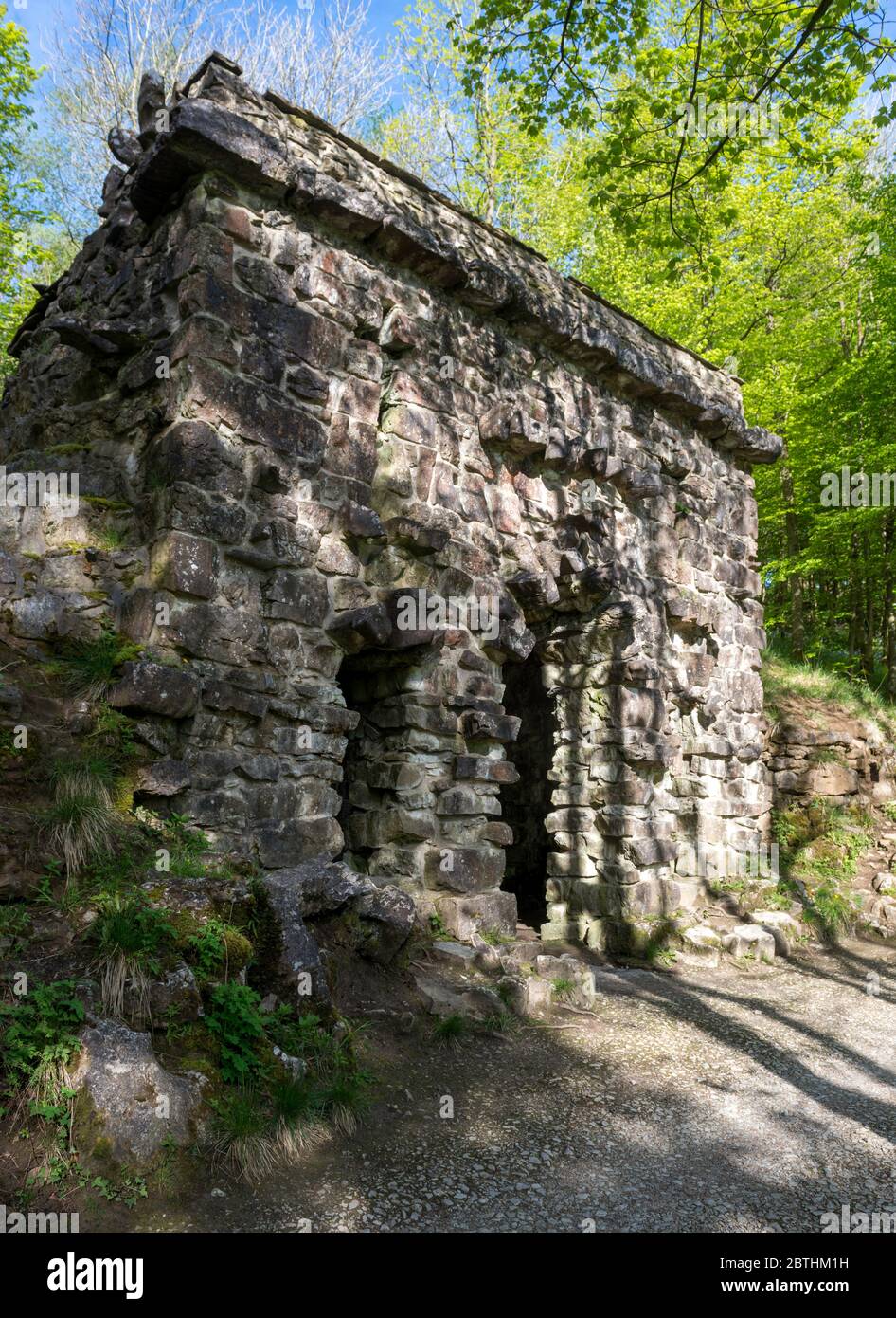 Tante Bessies Grotto, eine grobsteinerne Torheit aus dem 19. Jahrhundert auf dem Inglborough Estate Nature Trail in der Nähe von Clapham, Yorkshire Dales, North Yorkshire Stockfoto