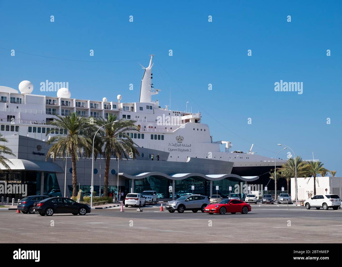 Queen Elizabeth 2, ehemaliger Ozeandampfer, wurde jetzt als Hotel in Port Rashid, Dubai, Vereinigte Arabische Emirate wiedereröffnet. Stockfoto Queen Elizabeth 2, ehemaliger Ozeandampfer, wurde jetzt als Hotel in Port Rashid, Dubai, Vereinigte Arabische Emirate wiedereröffnet. Stockfoto