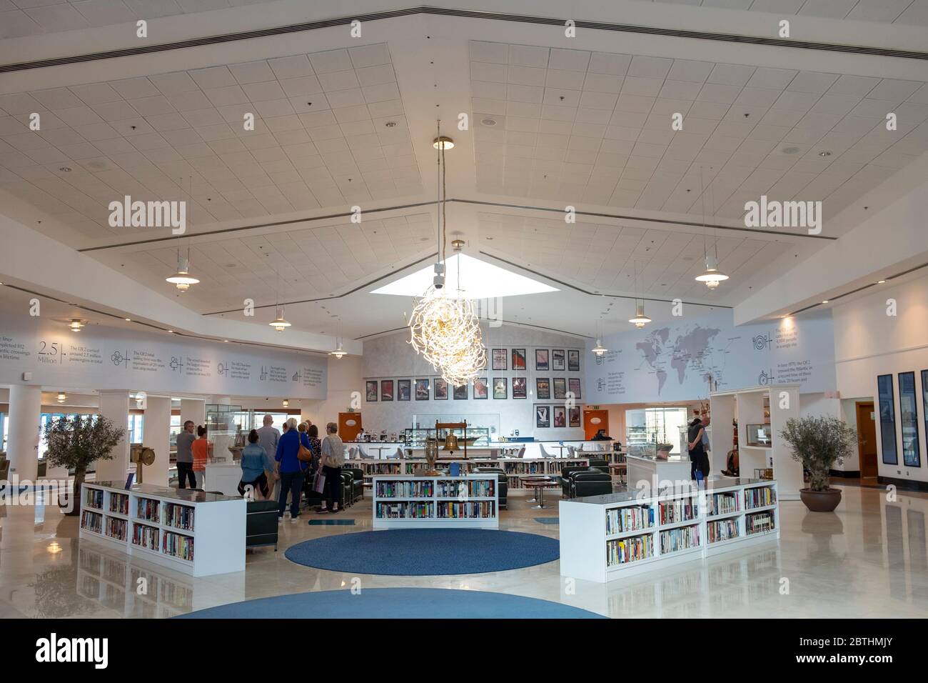 Reisegruppe im Queen Elizabeth 2, dem ehemaligen Ozeandampfer, der jetzt als Hotel in Dubai, Vereinigte Arabische Emirate, wiedereröffnet wurde. Stockfoto