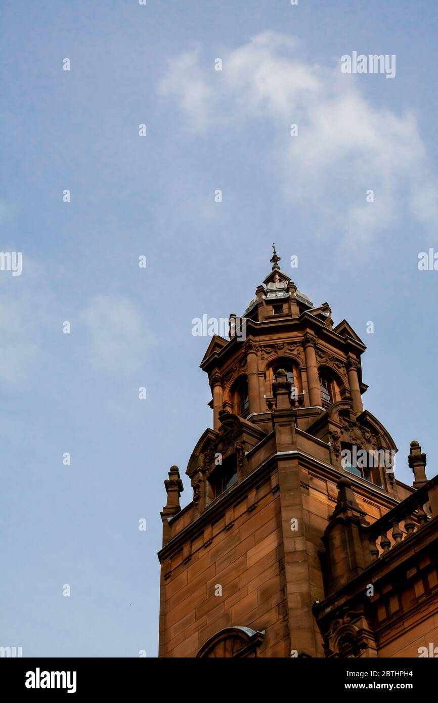 Blick auf die Außenarchitektur der Kelvingrove Art Gallery and Museum in Glasgow, Schottland. Stockfoto