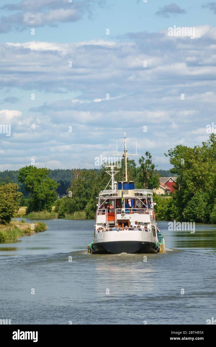 Schiffe mit Touristen auf dem Gota Kanal in schweden an einem schönen Sommertag Stockfoto