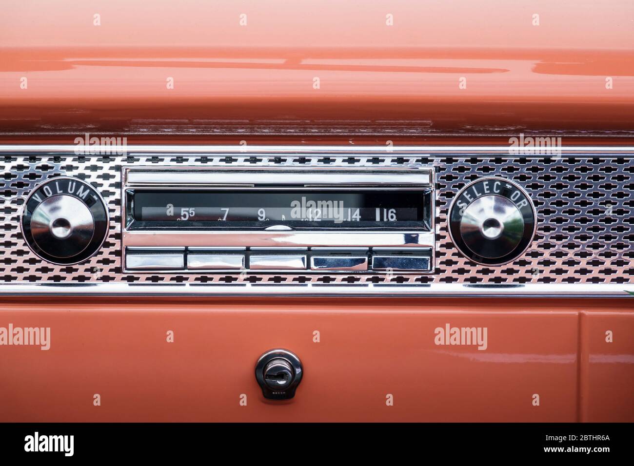 Altes Autoradio in einem Oldtimer Stockfoto