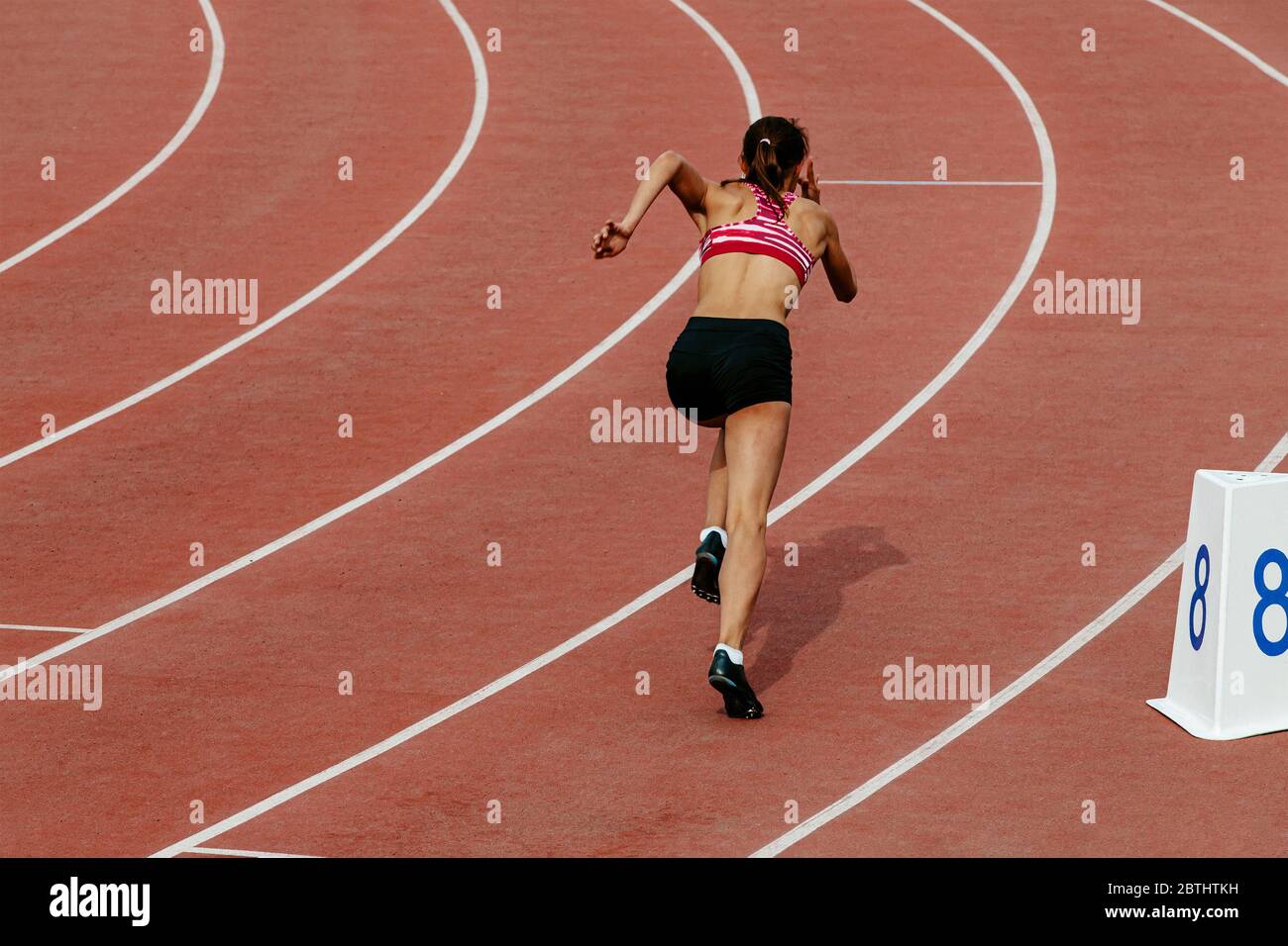 Mädchen Läufer Athlet Start von 400 Meter Rennstrecke und Feld Wettbewerb Stockfoto