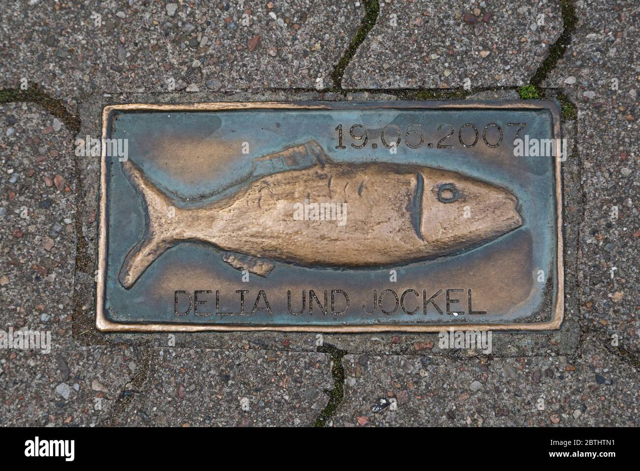 Bronzefischplatte im Pflaster, Kappeln, Ostsee Fiord Schlei, Schleswig-Holstein, Deutschland Stockfoto