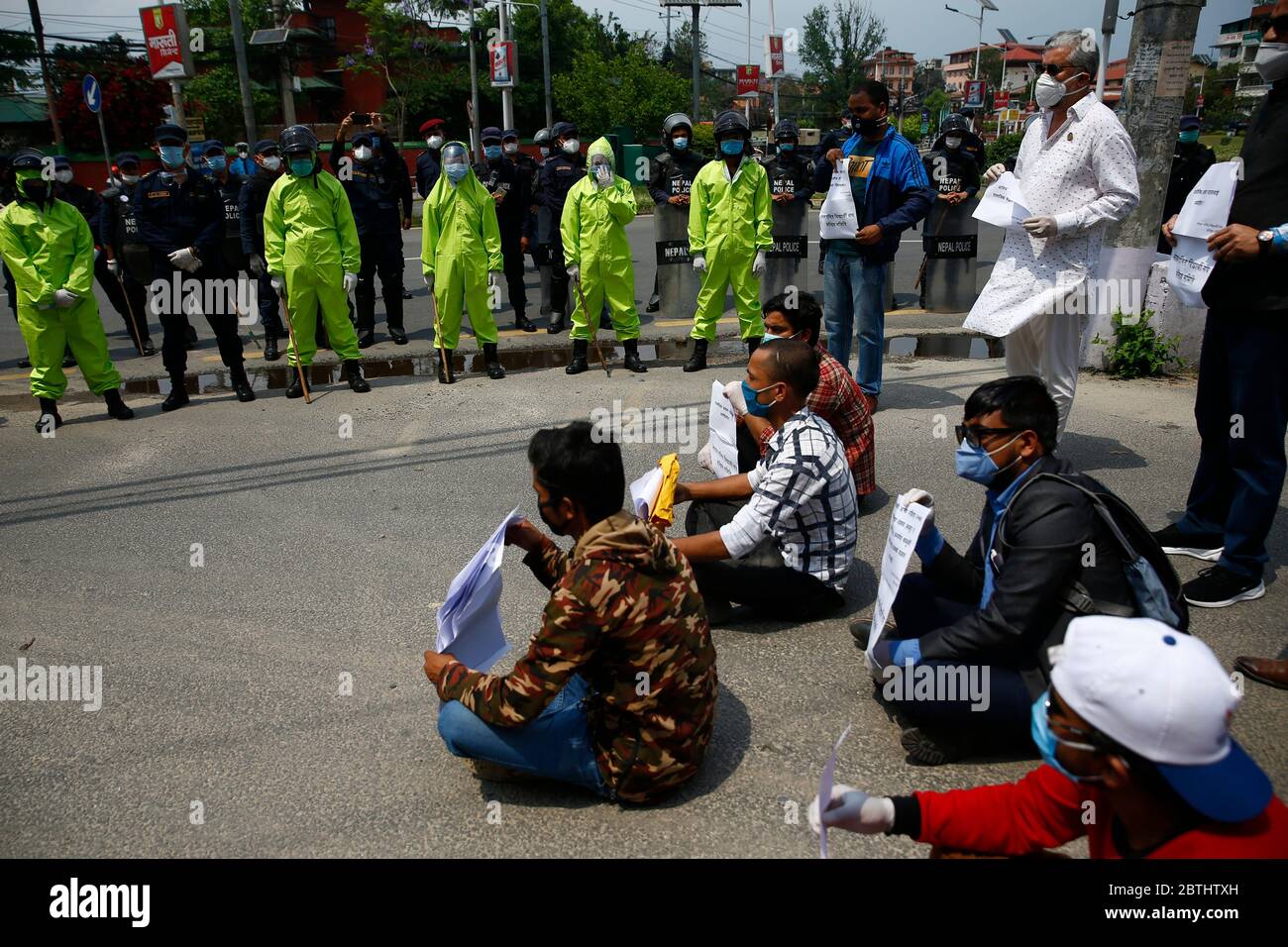 26. Mai 2020, Kathmandu, Nepal: Nepalesische Polizeikräfte mit persönlicher Schutzausrüstung stehen Wache, während Aktivisten einen Protest gegen Gerechtigkeit für die kastenbasierte Gewalt inszenieren, die vor einigen Tagen im Dorf Rukum geschah, als Nawaraj BK das Mädchen, das er liebte, wegnahm. Mit ihrer Zustimmung zusammen mit einer Gruppe seiner Freunde und wurden später von den Dorfbewohnern und der Mädchenfamilie unter dem Vorwand der "unteren Kaste" des Mannes und des Mädchens aus der "oberen Kaste" angegriffen und gejagt, die sie zwingen, mit einigen Verstorbenen in den Bheri-Fluss zu springen Und am Dienstag, den 26. Mai in Kathmandu, Nepal, vermisst Stockfoto