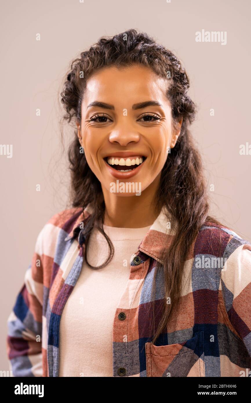 Studio-Aufnahme Porträt der schönen glücklichen afroamerikanischen Ethnizität Frau in Freizeitkleidung. Stockfoto