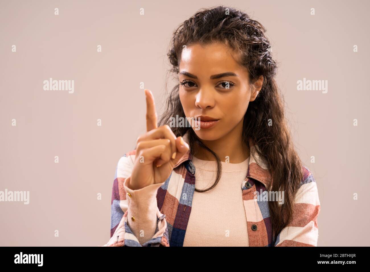 Studio-Aufnahme Porträt der schönen afroamerikanischen Ethnizität Frau, die bedroht. Stockfoto