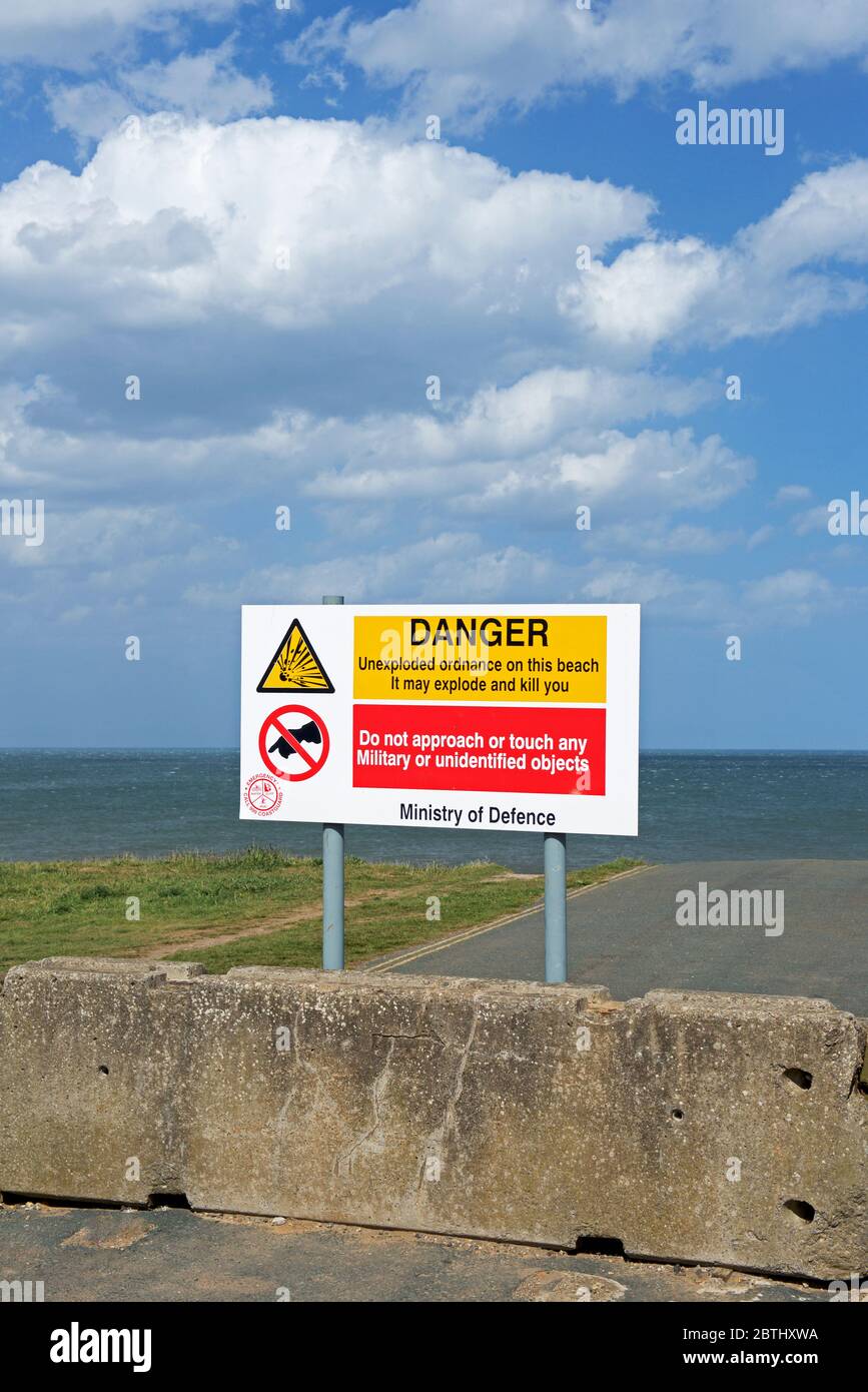 Hinweis des Verteidigungsministeriums warnt Menschen vor nicht explodierter Sprengkörper am Strand von Aldbrough, East Yorkshire, England Stockfoto