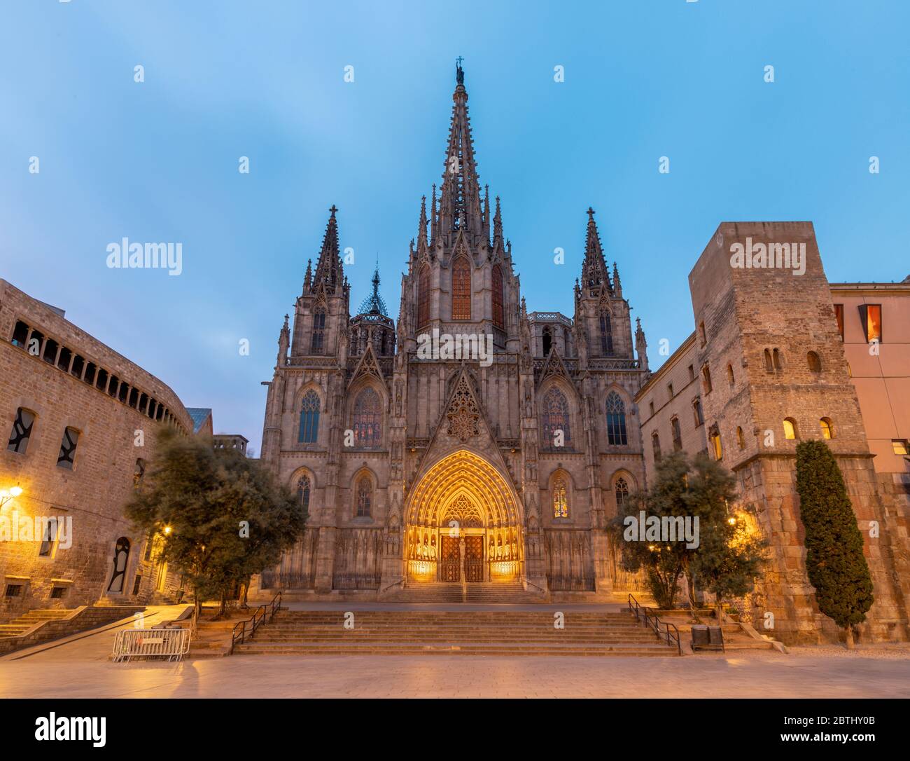 Barcelona - die Fassade der alten gotischen Kathedrale des Heiligen Kreuzes und der Heiligen Eulalia in der Dämmerung. Stockfoto