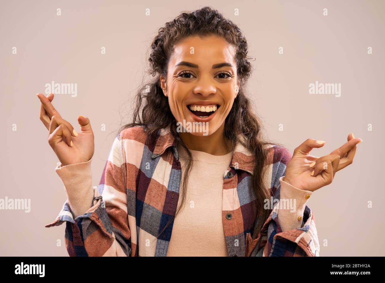 Studio-Aufnahme Porträt der schönen glücklichen afroamerikanischen Ethnizität Frau mit Daumen. Stockfoto