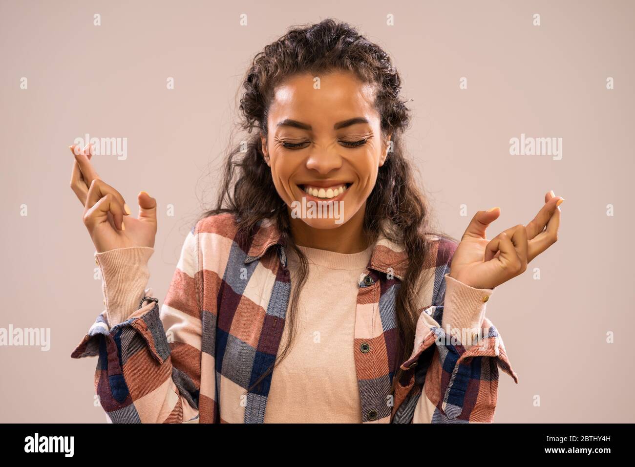 Studio-Aufnahme Porträt der schönen glücklichen afroamerikanischen Ethnizität Frau mit Daumen. Stockfoto