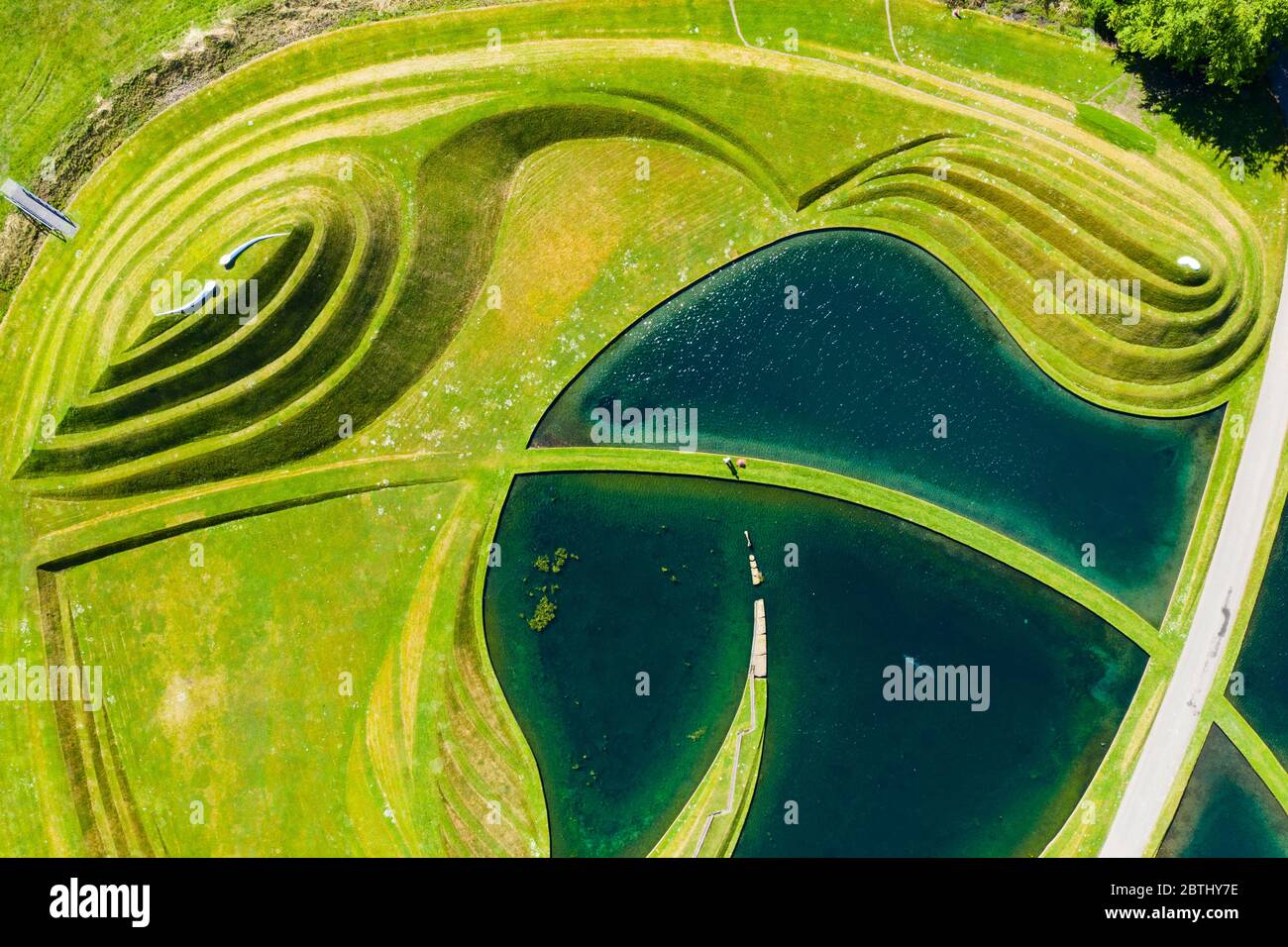 Wilkieston, Schottland, Großbritannien. 26 Mai 2020. Thomas Unterdorfer, Landschaftsbewahrer bei Jupiter Artland, Grassschnitt auf den landForm Skulpturen Cells of Life von Charles Jencks. Jupiter Artland hofft, in naher Zukunft eine begrenzte Öffnung zu haben, wenn Covid-19 Sperrregeln gelockert werden. Iain Masterton/Alamy Live News Stockfoto