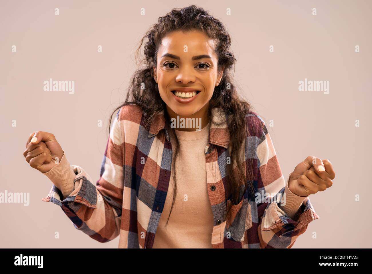 Studio-Aufnahme Porträt der schönen glücklich ungeduldig afroamerikanischen Ethnizität Frau. Stockfoto