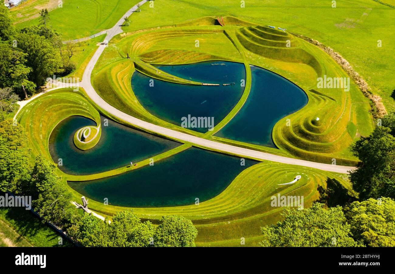 Wilkieston, Schottland, Großbritannien. 26 Mai 2020. Thomas Unterdorfer, Landschaftsbewahrer bei Jupiter Artland, Grassschnitt auf den landForm Skulpturen Cells of Life von Charles Jencks. Jupiter Artland hofft, in naher Zukunft eine begrenzte Öffnung zu haben, wenn Covid-19 Sperrregeln gelockert werden. Iain Masterton/Alamy Live News Stockfoto