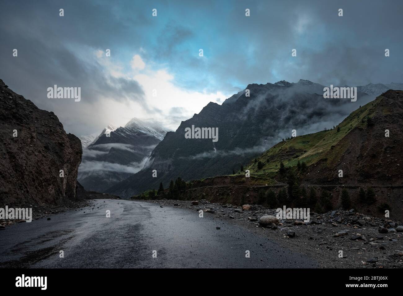 Manali, Himachal Pradesh / Indien - Juni 2018 Straßenüberfahrt zwischen den Himalaya-Tälern Stockfoto