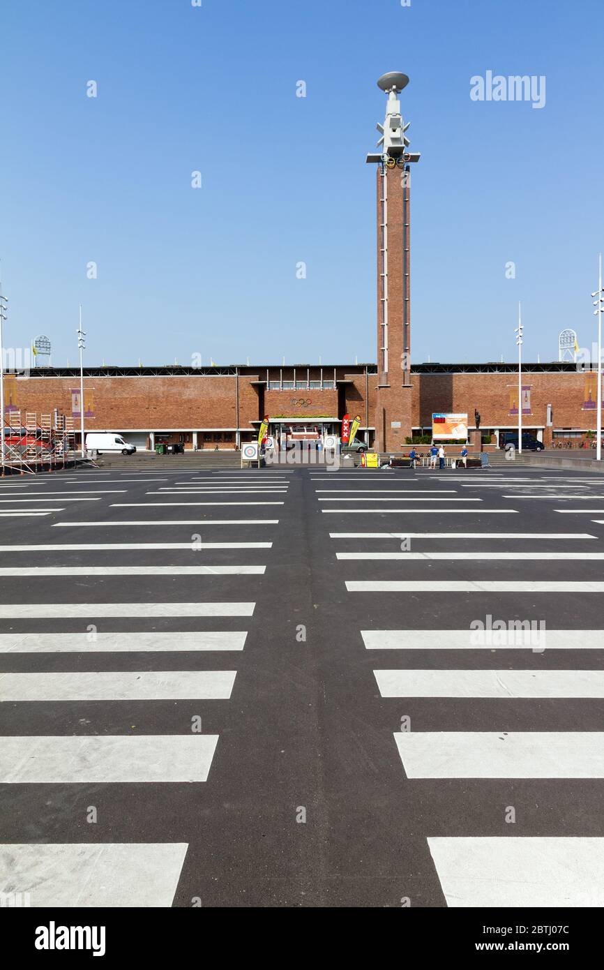 Amsterdamer Olympiastadion (Olympisch Stadion), wichtigste Stadion für die Olympischen Sommerspiele 1928 bei Stadionplein, Amsterdam, Niederlande Stockfoto