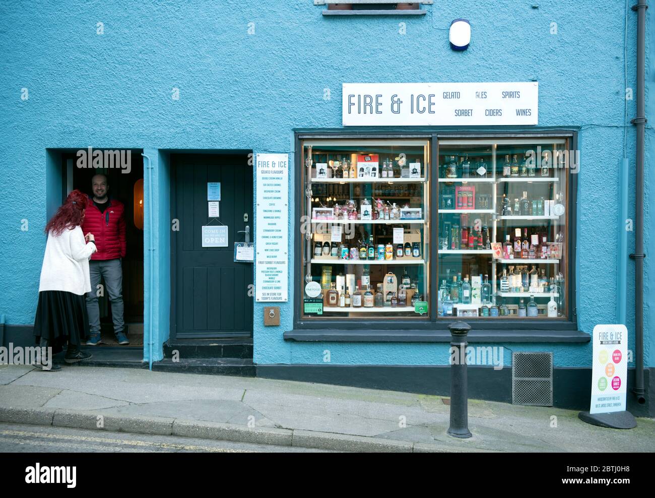 Das Fire & Ice Drinks & Sorbets Geschäft in der St James Street in Narberth Pembrokeshire, Wales, Großbritannien Stockfoto
