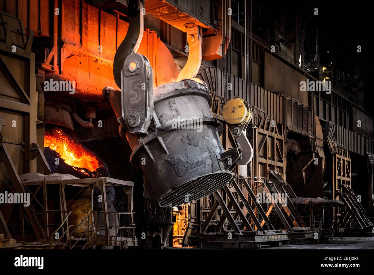 Scunthorpe - Heavy End - Stahlproduktion - Basic Oxygen Steelmaking -  Sauerstoff-Konverter Ofen mit geschmolzenem Eisen aus Schöpfkelle geladen  Stockfotografie - Alamy