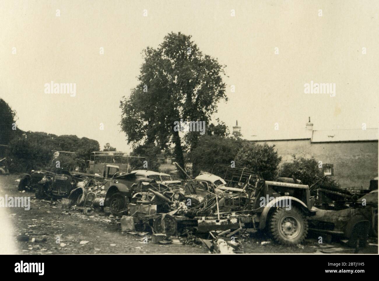 Die Überreste eines zerstörten WW2 Fahrzeuge nach der deutschen Invasion - wahrscheinlich Frankreich 1940 - 1941 Stockfoto