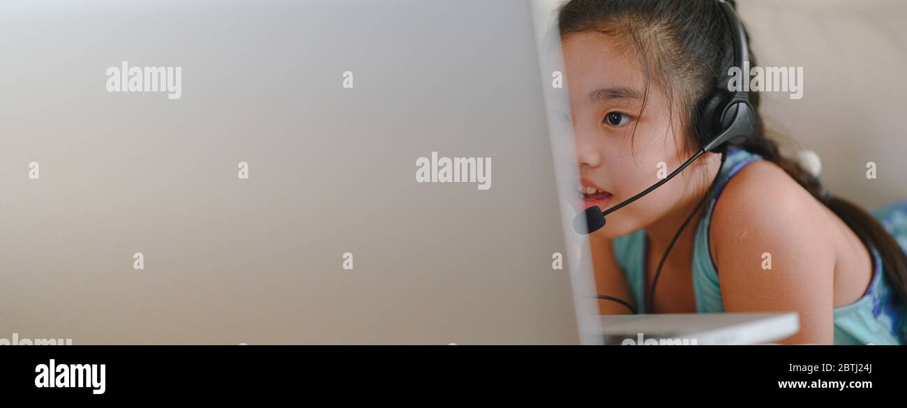 asiatische Mädchen Student tragen Kopfhörer Webinar ansehen Online-Kurs hören Kommunizieren Sie per Konferenz Videoanruf. . Homeschooling und Fernunterricht, onli Stockfoto