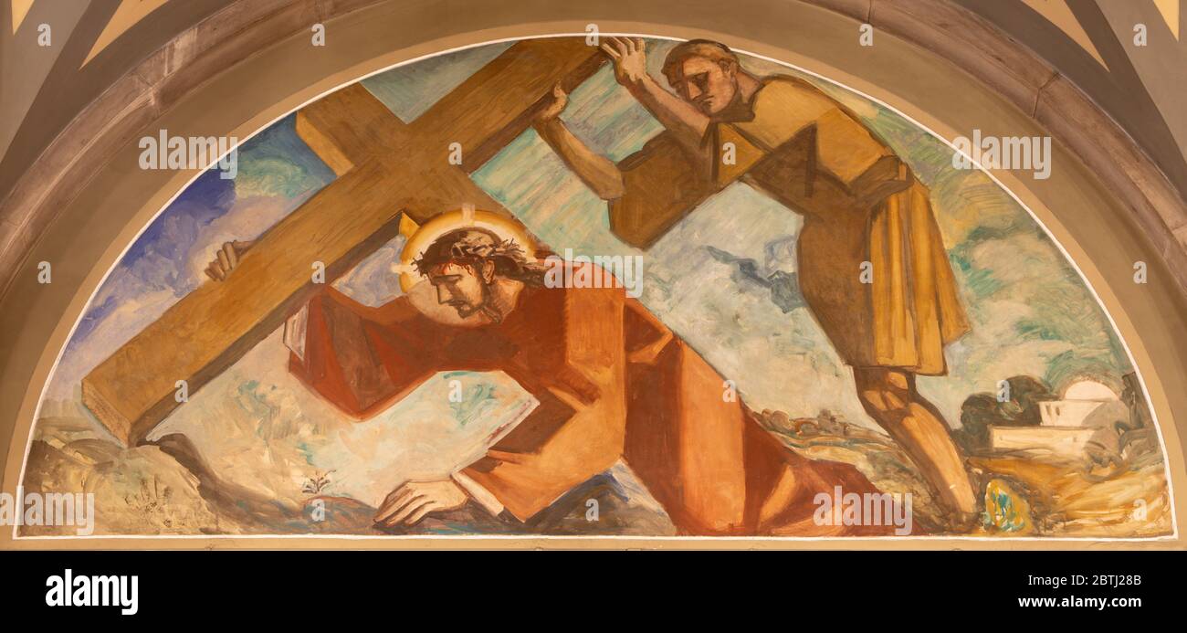 BARCELONA, SPANIEN - 3. MÄRZ 2020: Das Fresko Jesu fällt unter das Kreuz in der Kirche Santuario Nuestra Senora del Sagrado Corazon. Stockfoto