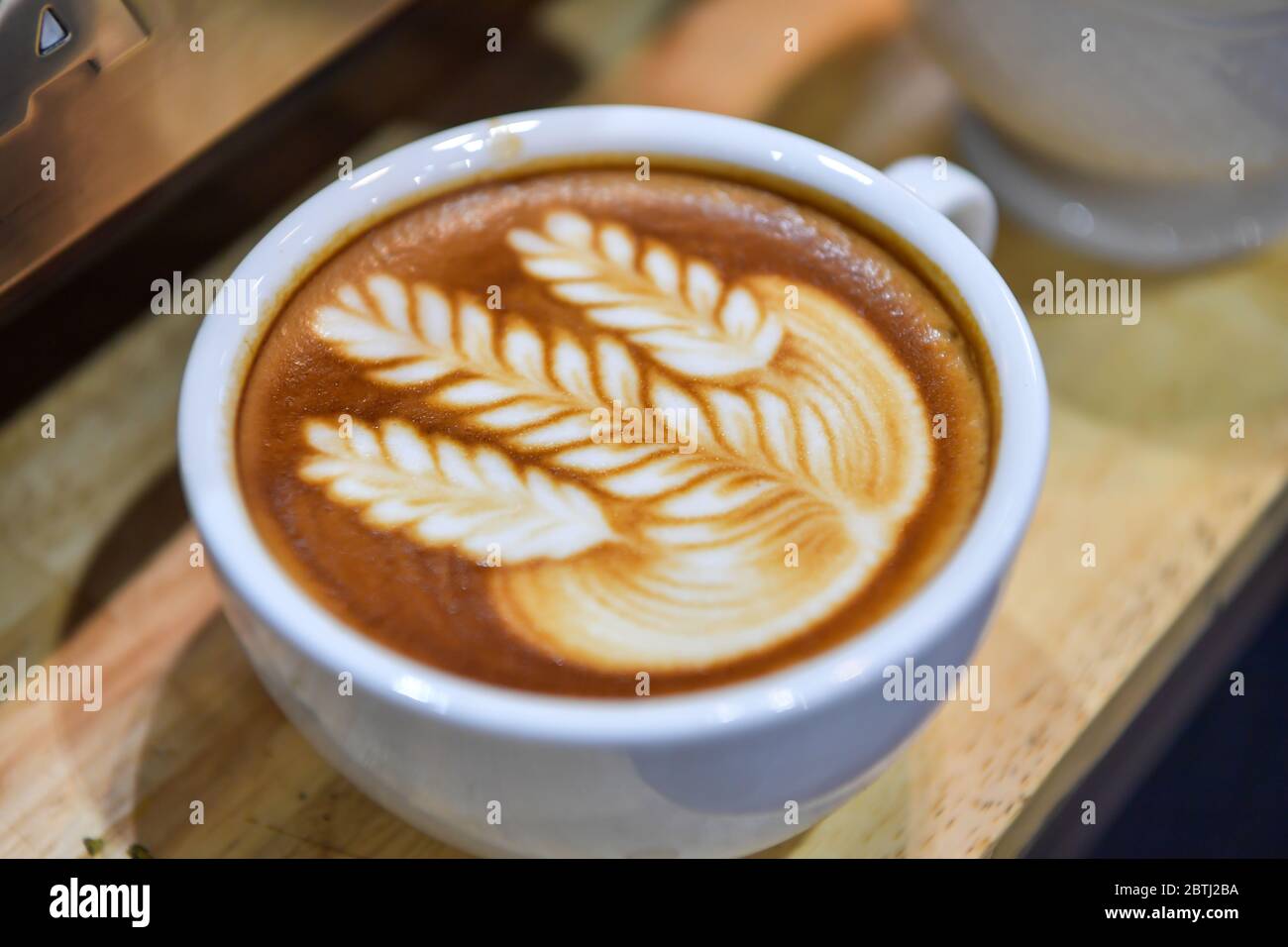 Formen von Kunstkaffee auf weißen Tassen. Stockfoto