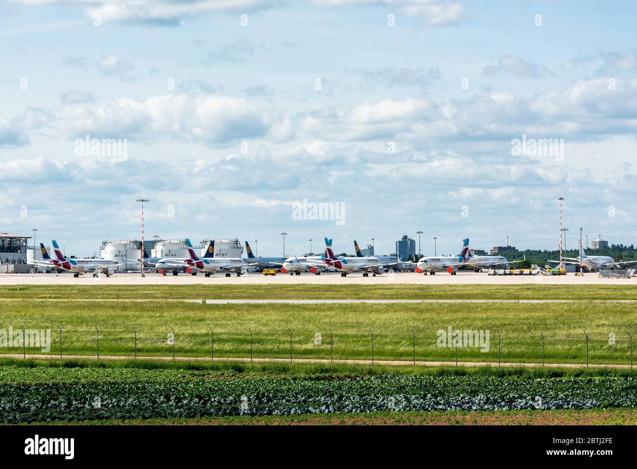 Flugzeuge von Lufthansa und Eurowings werden auf der Start- und Landebahn des Flughafens Stuttgart geparkt, die Turbinen sind durch die Korona für eine längere Ruhepause abgedichtet Stockfoto