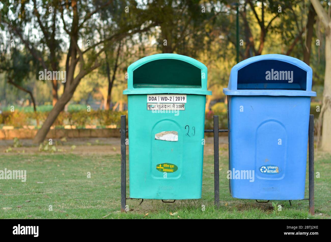 Die Regierung von Neu Delhi hat in der ganzen Stadt viele grüne und blaue Mülltonnen installiert, diese in einem Park. Stockfoto