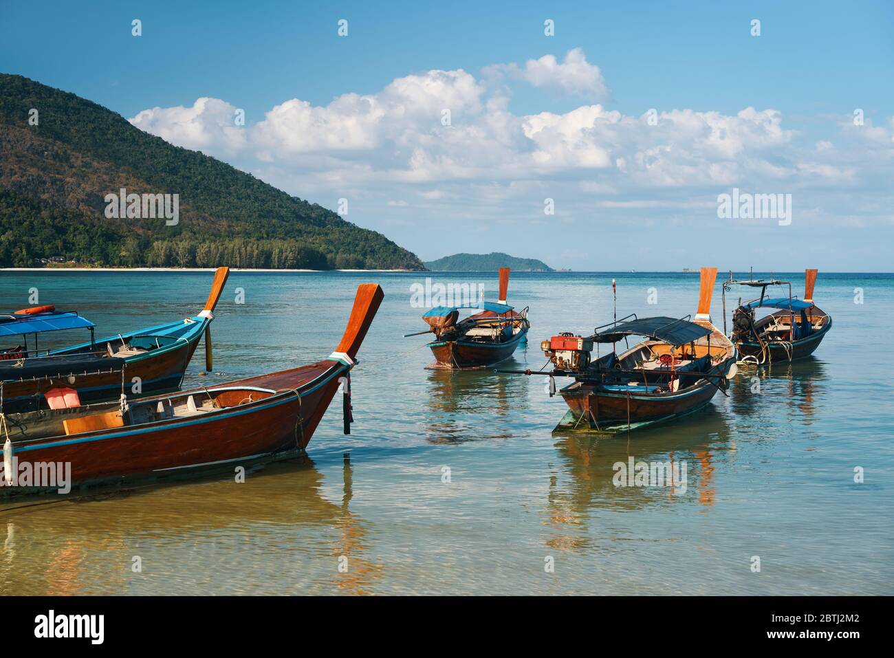 Langschwanzboote am tropischen Strand in Thailand. Reisekonzept Stockfoto