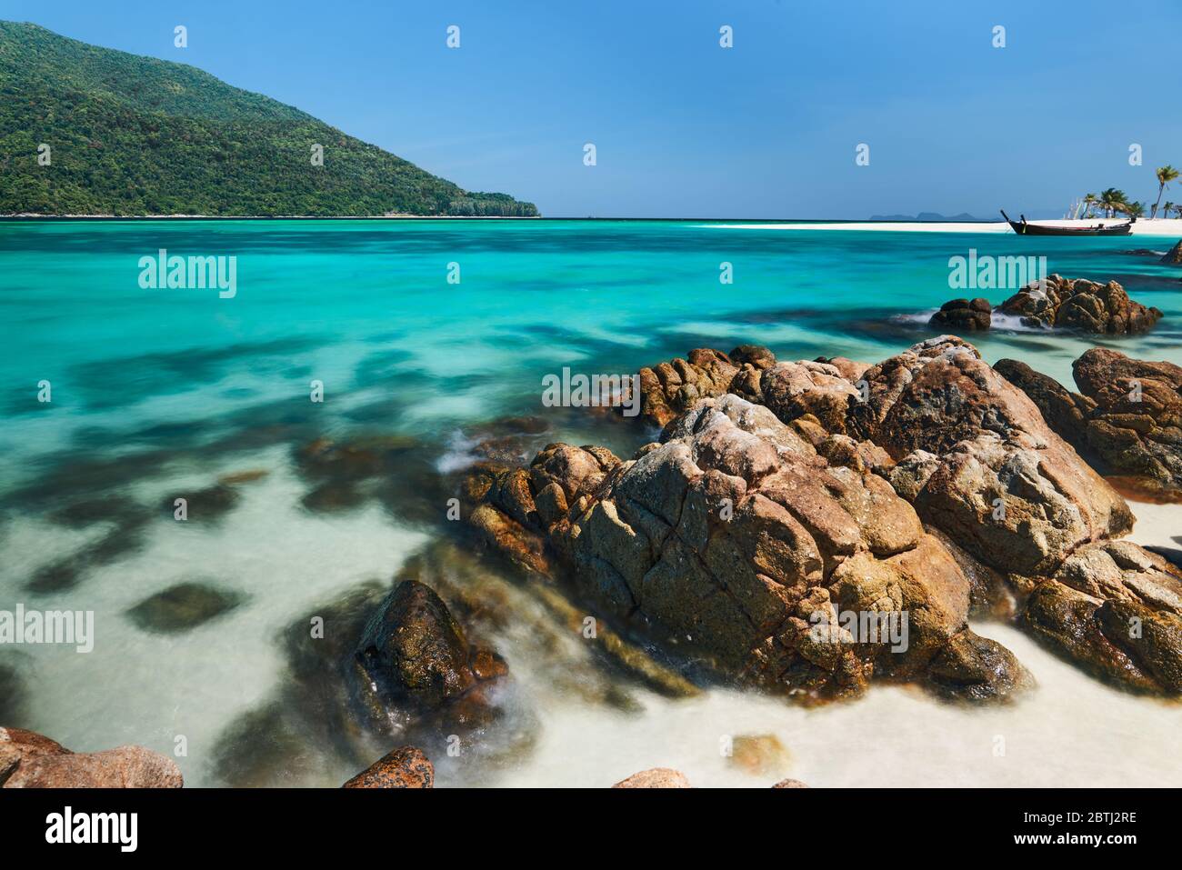 Das türkisfarbene Meer auf der tropischen Insel. Landschaft, Urlaub, Sommer Reisekonzept Stockfoto