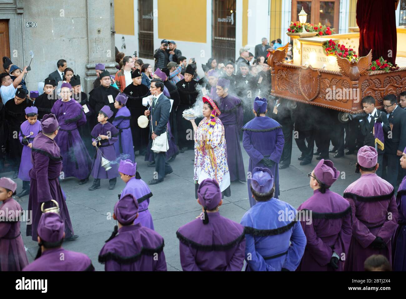 Prozession Marschern mit schweren Wagen Christi trägt das Kreuz. Feier durch den Central Park, Quetzaltenango, Guatemala Stockfoto