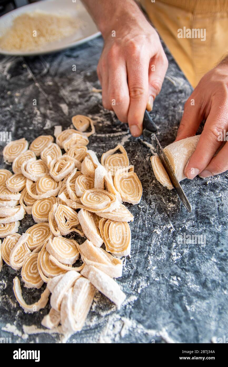 Bereiten Sie hausgemachte traditionelle Pasta Tagliatelle das authentische Italien Rezept gerollten Teig Stockfoto