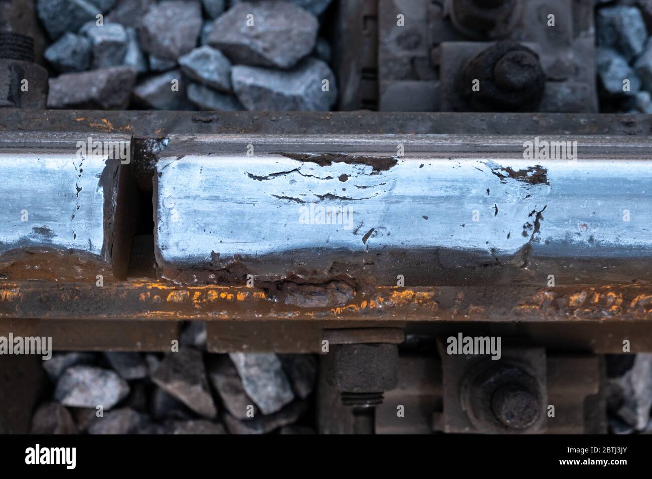 Nahaufnahme von rostigen Metall. Nahaufnahme von beschädigten Schienen. Eisenbahnprobleme. Eisenbahn Stockfoto