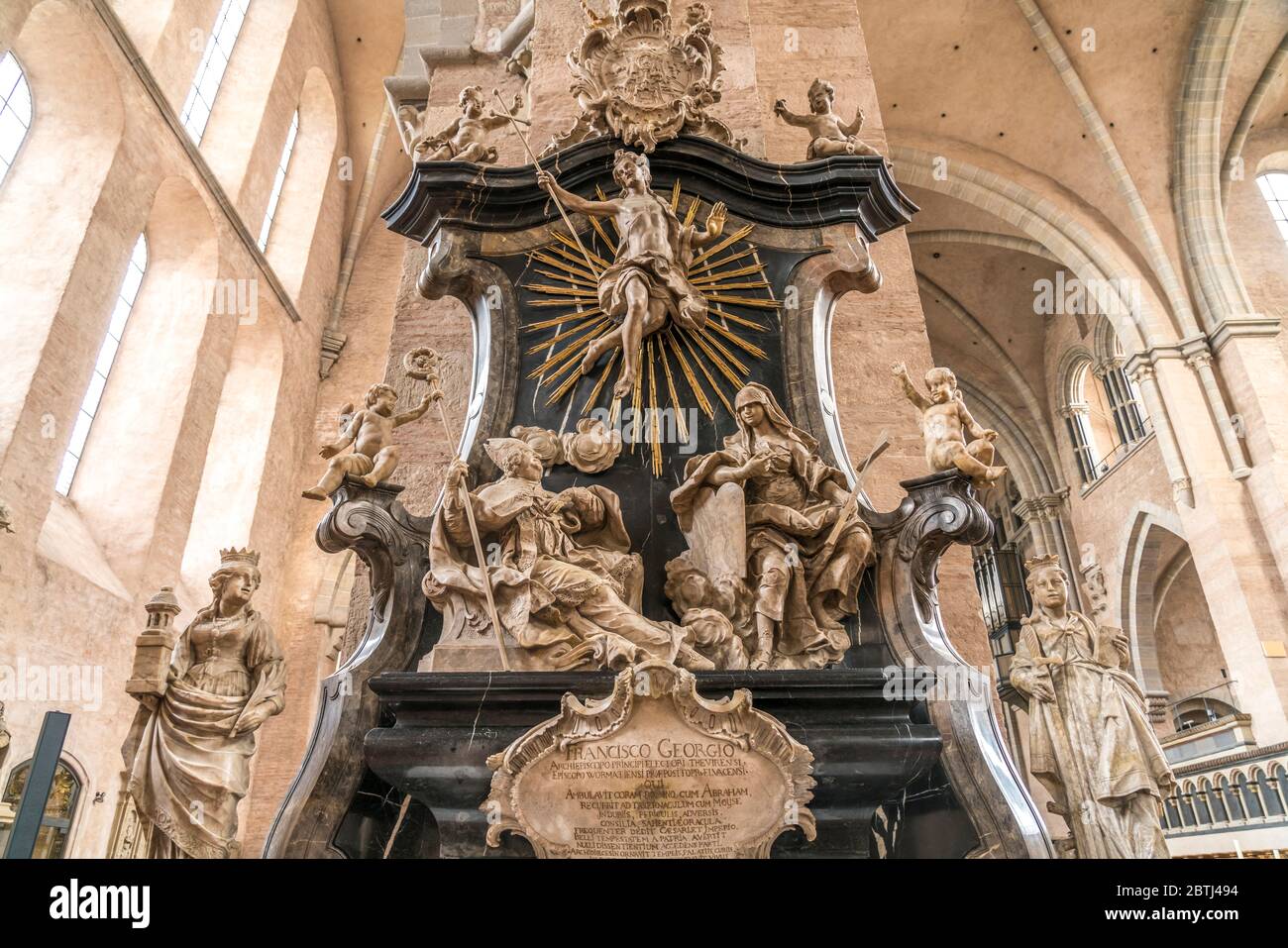 Grabmal im Innenraum des Doms St. Peter, UNESCO Welterbe in Trier, Rheinland-Pfalz, Deutschland Stockfoto