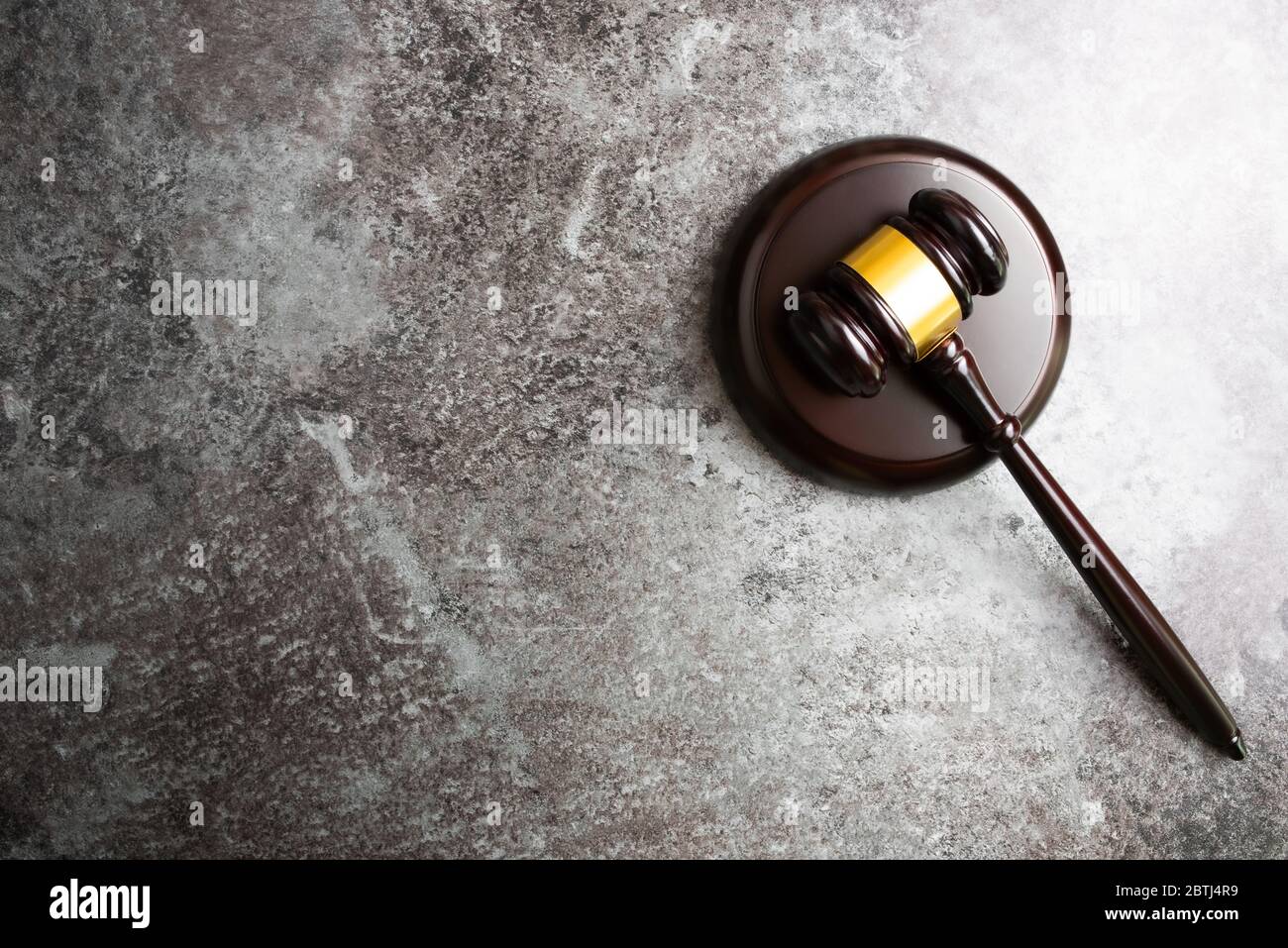 Direkt über Ansicht der Richter gavel auf Marmor Stein Tisch Hintergrund Stockfoto