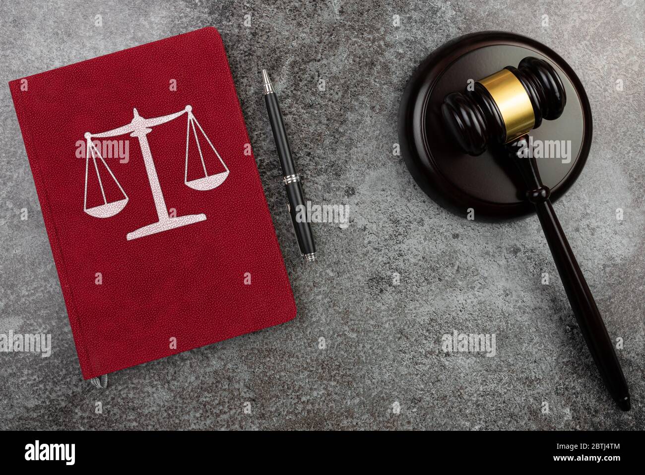 Draufsicht der Richter gavel und Gesetz Buch mit Schuppen der Gerechtigkeit auf Marmortisch Stockfoto