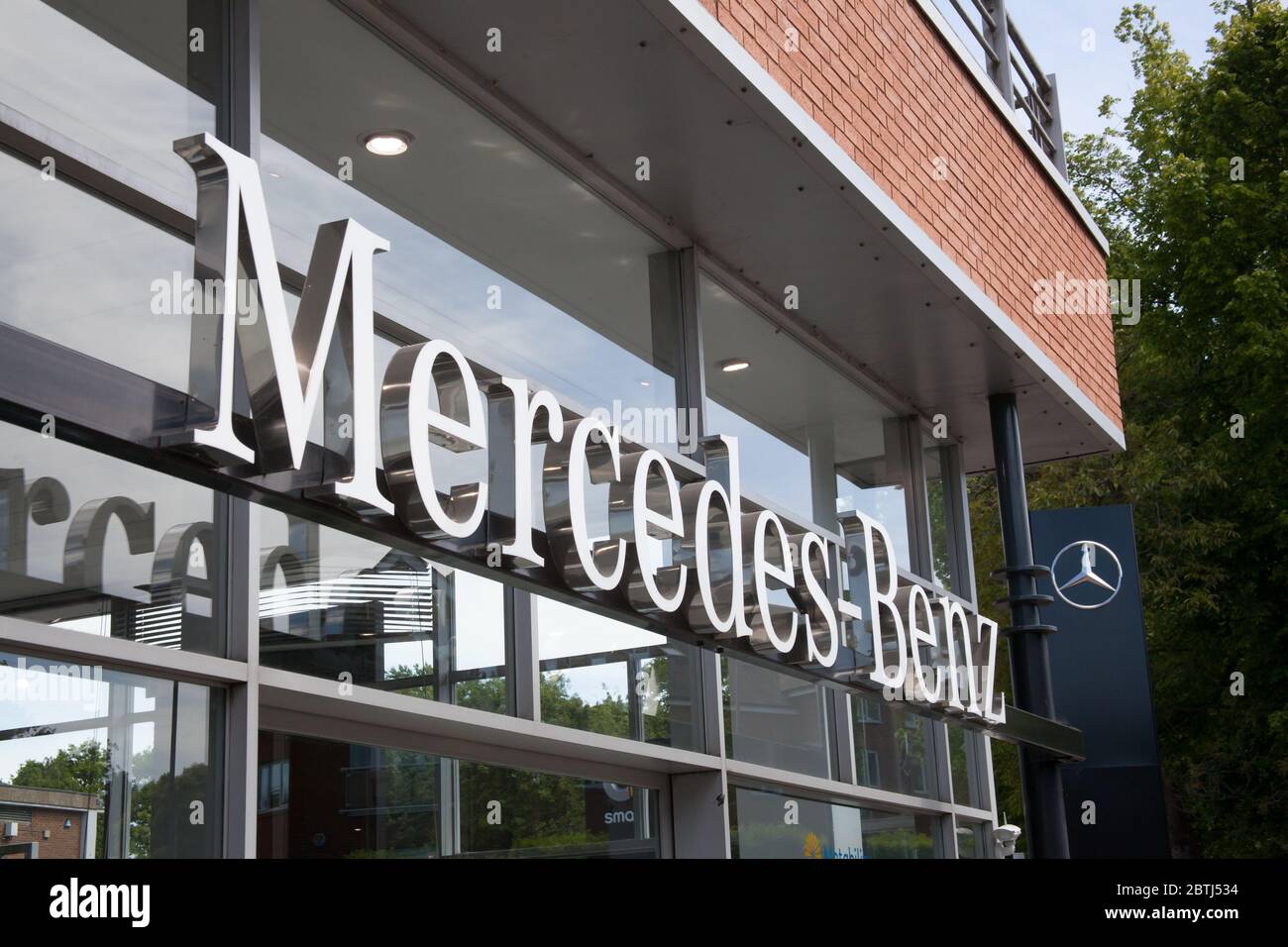 Das Mercedes Benz Logo in einem Autosalon in Großbritannien Stockfoto