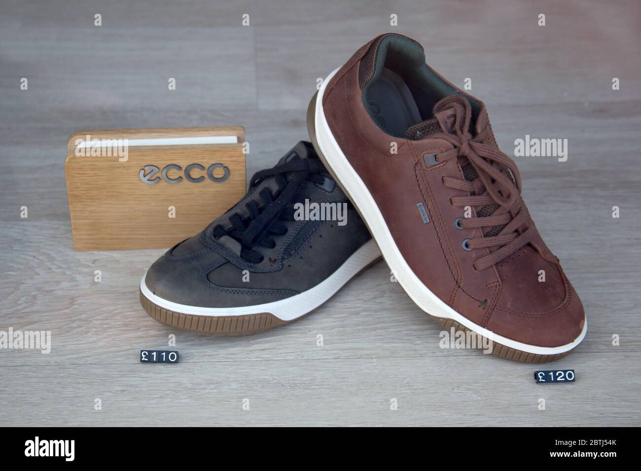 Ecco Schuhe im Verkauf in Großbritannien Stockfotografie - Alamy